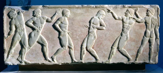 Homens jovens jogando um jogo de bola, de uma base de estátua encontrada no Cemitério de Dipylon, Atenas, (mármore) c.510 aC (ver também 60009-11)